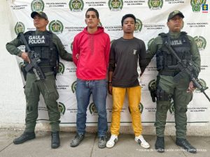 Martha Mancera, Fiscal Mancera, Fiscal Martha Mancera En la fotografía aparecen dos hombres capturados, acompañados de dos uniformados del Gaula de la Policía Nacional. En la parte posterior un banner con logos de la entidad.