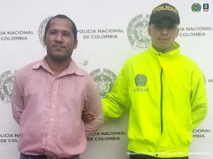 En esta imagen se encuentra el procesado de 40 años de edad en compañía de un agente de la Policía Nacional.