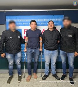 En la imagen se ve a dos hombres, identificados como Robin Santos Abreo y Jefferson Amaury Giraldo Orozco, junto a dos servidores del CTI. 