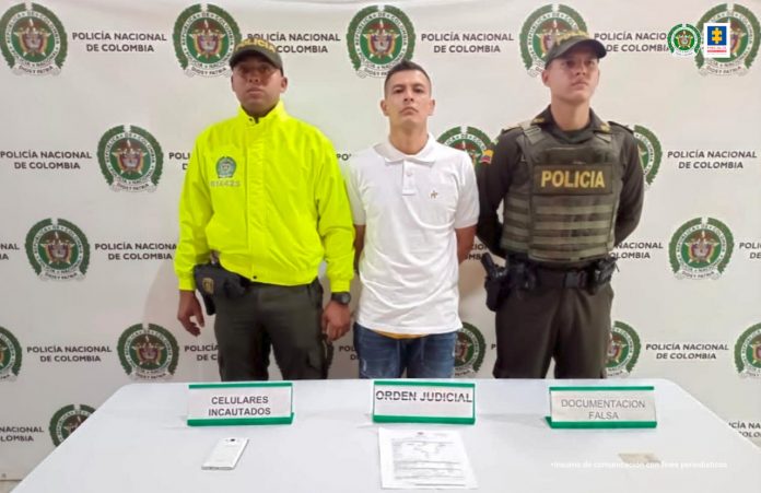 En la fotografía, tomada el día de la captura, está Robinson Alonso Rúa Posso, alias Robin, en medio de dos servidores de la Policía Nacional