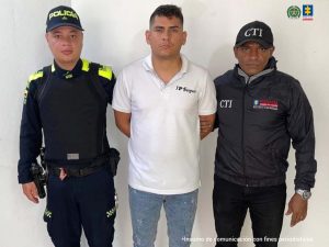 En la fotografía se aprecia de pie, con los brazos atrás Robinson Daniel Vega Mora. Viste camisa blanca de manga corta, Jean azul claro y zapatillas negras con gris. Al lado izquierdo de él hay un servidor del CTI de la Fiscalía y a la Derecha un uniformado de la Policía Nacional.