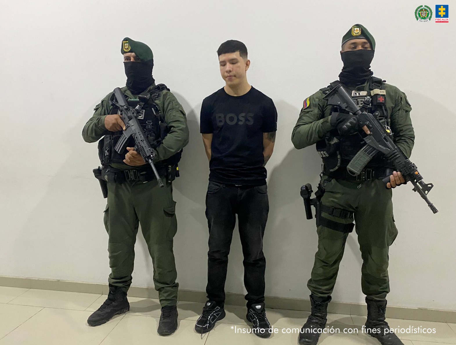 Se visualiza al capturado junto a dos uniformados de la Policía Nacional.