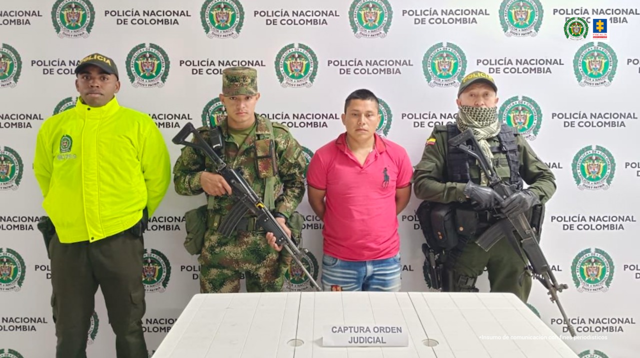 En la foto se encuentra alias el Indio acompañado de dos funcionarios de la Policía y uno del Ejército Nacional