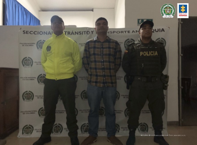 En la imagen está procesado con dos servidores de la Policía Nacional a cada lado