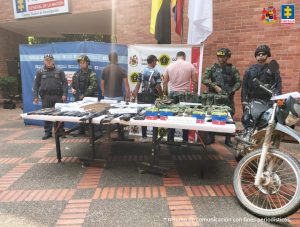 En la foto se aprecia a los tres capturados siendo custodiados por miembros del CTI y el Ejército, además, de las prendas y armas incautadas.