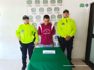 En la foto se aprecia a dos funcionarios de la Policía custodiando al hoy asegurado.