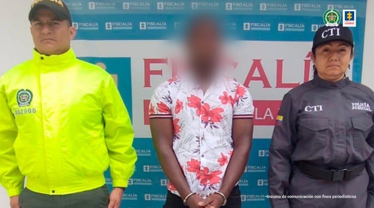 vo: En la imagen se aprecia al detenido quien está custodiado por dos agentes de la Policía Nacional.