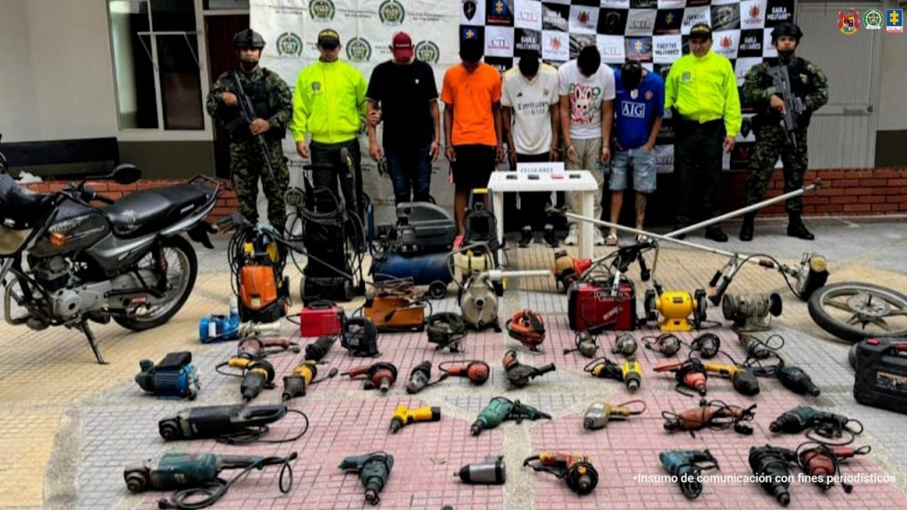 Los cinco capturados aparecen en la fotografía junto a dos uniformados de la Sijin de la Policía y dos soldados del Gaula Militar. En la parte posterior están una motocicleta, herramientas industriales, agrícolas, y una mesa con teléfonos celulares