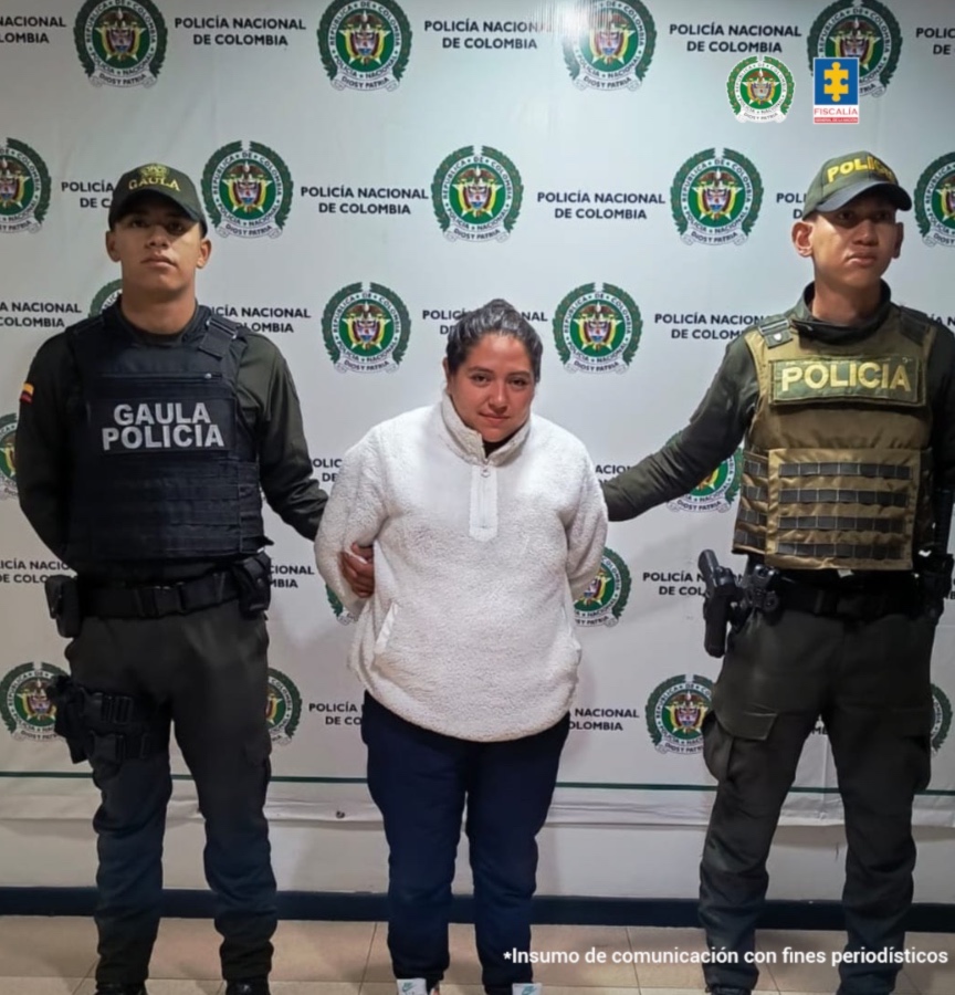En la fotografía aparece el capturado junto a dos agentes de la Policía Nacional. En la parte superior está un banner de la Policía Nacional