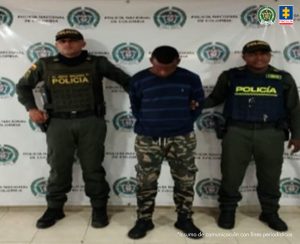 En las fotografías aparecen los capturados junto a agentes de la Policía Nacional. En la parte superior está un banner de la Policía Nacional
