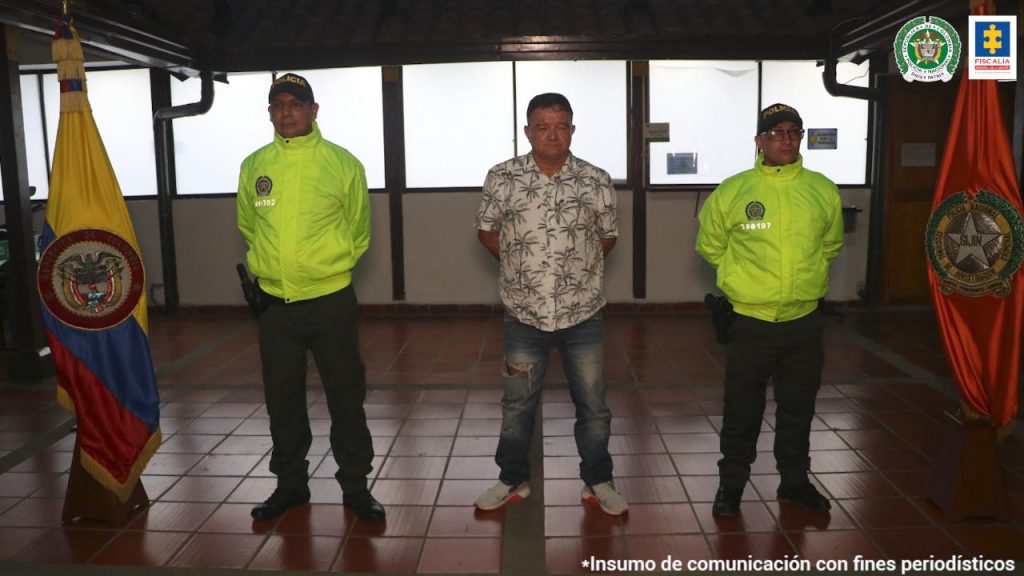 En la foto se aprecia dos miembros de la Policía que se encuentran custodiando al hoy asegurado.