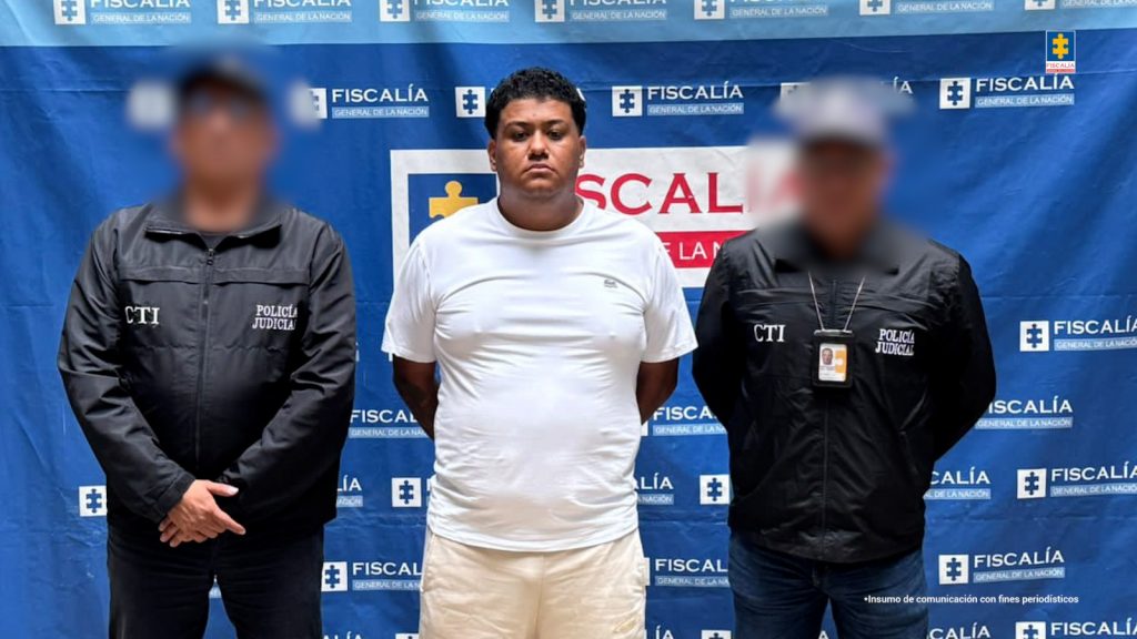 En la imagen aparece el procesado en medio de 2 investigadores del CTI.