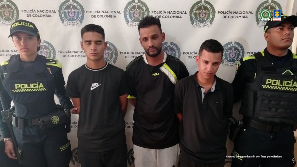  En la fotografía aparecen los 3 procesados con dos servidores de la Policía Nacional a los lados