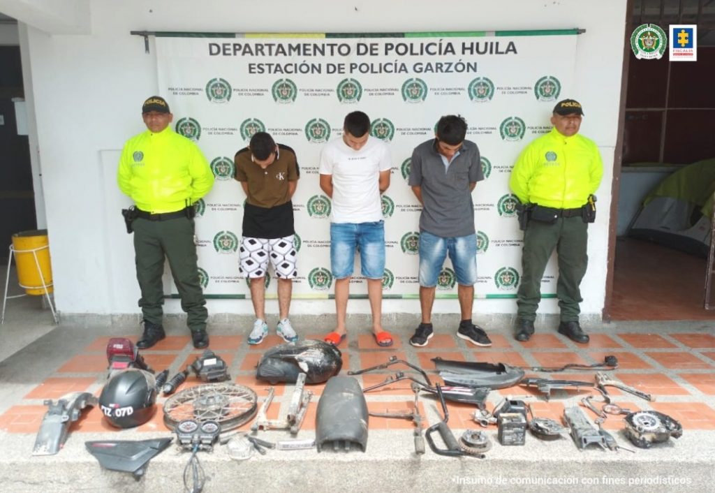 En la fotografía aparece un capturado junto a personal de Fiscalía General de La Nación y Ejército Nacional. En la parte posterior de la imagen se ven banners de Ejército Nacional y la Fiscalía General de la Nación.