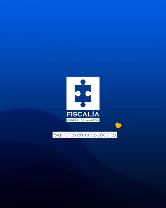 La imagen presenta una pieza gr&aacute;fica institucional de cierre con un dise&ntilde;o limpio y sobrio. El fondo es de color azul con degradados y formas curvas en tonos m&aacute;s oscuros en la parte inferior. En el centro de la imagen se encuentra el logotipo de la Fiscal&iacute;a General de la Naci&oacute;n, compuesto por un icono en forma de rompecabezas de color blanco sobre un recuadro azul, acompa&ntilde;ado del texto &ldquo;FISCAL&Iacute;A&rdquo; y debajo &ldquo;GENERAL DE LA NACI&Oacute;N&rdquo;. En la parte inferior del logotipo aparece el texto &ldquo;S&iacute;guenos en redes sociales&rdquo; en letras blancas, invitando a la ciudadan&iacute;a a consultar los canales digitales de la entidad. A la derecha del texto se observa un peque&ntilde;o &iacute;cono en color amarillo con forma de coraz&oacute;n. La composici&oacute;n transmite un mensaje institucional de identidad y cierre informativo, orientado a reforzar la presencia institucional de la Fiscal&iacute;a y su comunicaci&oacute;n con la ciudadan&iacute;a a trav&eacute;s de medios digitales.