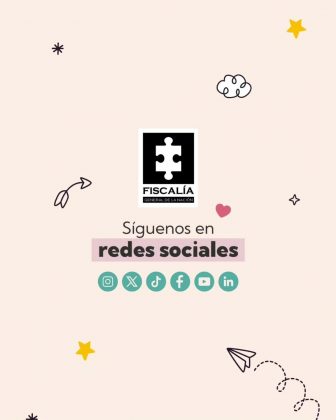 La imagen es una pieza gr&aacute;fica con fondo de color beige claro. Distribuidos sobre el fondo se observan elementos decorativos peque&ntilde;os en colores negro y amarillo, como estrellas, una nube estilizada, flechas curvas, l&iacute;neas punteadas y un avi&oacute;n de papel ubicado en la parte inferior derecha. En la parte central superior de la imagen se encuentra el logotipo de la Fiscal&iacute;a, compuesto por un rect&aacute;ngulo negro con una figura blanca en forma de pieza de rompecabezas en su interior. Debajo del s&iacute;mbolo aparece el texto: &ldquo;FISCAL&Iacute;A GENERAL DE LA NACI&Oacute;N&rdquo; Debajo del logotipo se observa el texto centrado, distribuido en dos l&iacute;neas, en color oscuro y con resaltado rosado en una parte, que dice: &ldquo;S&iacute;guenos en redes sociales&rdquo; La expresi&oacute;n &ldquo;redes sociales&rdquo; aparece resaltada con un fondo rosado claro. Debajo del texto se dispone una fila horizontal de &iacute;conos circulares en color verde, que representan distintas plataformas digitales. Los &iacute;conos visibles corresponden, de izquierda a derecha, a: Instagram X TikTok Facebook YouTube LinkedIn Alrededor del contenido central contin&uacute;an los elementos decorativos peque&ntilde;os, como estrellas y flechas, que complementan el dise&ntilde;o visual de la pieza.