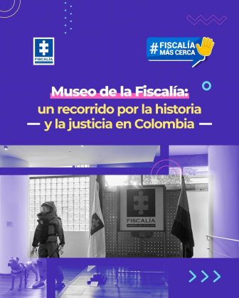 La imagen es una pieza gr&aacute;fica con fondo de color morado con una textura sutil de puntos. En distintas &aacute;reas del fondo aparecen elementos decorativos geom&eacute;tricos en tonos azul claro, amarillo y rosado, como l&iacute;neas curvas, puntos, flechas en forma de &ldquo;chevron&rdquo; y figuras circulares. En la parte superior izquierda se observa el logotipo de la Fiscal&iacute;a, compuesto por un rect&aacute;ngulo azul con una figura blanca en forma de pieza de rompecabezas. Debajo del s&iacute;mbolo aparece el texto: &ldquo;FISCAL&Iacute;A&rdquo; En la parte superior derecha aparece una etiqueta azul en forma de globo de di&aacute;logo con el texto: &ldquo;# FISCAL&Iacute;A M&Aacute;S CERCA&rdquo; A la derecha del texto se incluye un &iacute;cono amarillo de una mano levantada. En la parte central superior de la imagen se encuentra el texto principal, dispuesto en varias l&iacute;neas y con diferentes colores y tama&ntilde;os tipogr&aacute;ficos, que dice: &ldquo;Museo de la Fiscal&iacute;a: un recorrido por la historia y la justicia en Colombia&rdquo; Las palabras &ldquo;Museo de la Fiscal&iacute;a:&rdquo; aparecen en color blanco, mientras que el resto del texto aparece en color amarillo. A cada lado del texto se incluyen l&iacute;neas horizontales cortas como elementos gr&aacute;ficos de &eacute;nfasis. En la parte inferior de la imagen se presenta una fotograf&iacute;a en blanco y negro, enmarcada por franjas y elementos gr&aacute;ficos del mismo tono morado del fondo. En la fotograf&iacute;a se observa un espacio interior institucional con columnas claras, una pared con bloques de vidrio, banderas ubicadas a los costados y un panel con el logotipo de la Fiscal&iacute;a General de la Naci&oacute;n. En el &aacute;rea izquierda de la fotograf&iacute;a se distingue una persona equipada y un perro, ubicados dentro del espacio expositivo. En la parte inferior derecha de la imagen se observan flechas dobles apuntando hacia la derecha, como elemento decorativo que sugiere continuidad o recorrido.