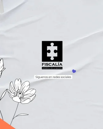 La imagen es una pieza gr&aacute;fica con fondo de color gris claro, con una textura suave que simula tela o papel con pliegues sutiles. En el centro de la imagen se observa el logotipo de la Fiscal&iacute;a, compuesto por un recuadro negro con una figura blanca en forma de pieza de rompecabezas en su interior. Debajo del s&iacute;mbolo aparece el texto en may&uacute;sculas: &ldquo;FISCAL&Iacute;A GENERAL DE LA NACI&Oacute;N&rdquo; Debajo del logotipo, centrado y en un recuadro blanco de peque&ntilde;o tama&ntilde;o, aparece el texto: &ldquo;S&iacute;guenos en redes sociales&rdquo; A la derecha de este texto se observa un &iacute;cono peque&ntilde;o en forma de coraz&oacute;n, de color azul. En la parte inferior izquierda de la imagen se aprecian ilustraciones decorativas de flores en color blanco, dibujadas con trazo lineal, parcialmente visibles y recortadas por el borde del encuadre. En la esquina inferior izquierda tambi&eacute;n se alcanza a ver un fragmento triangular de color naranja, que forma parte del dise&ntilde;o gr&aacute;fico. El resto del fondo permanece libre de texto adicional, manteniendo una composici&oacute;n centrada y limpia.