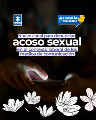 La imagen es una pieza gr&aacute;fica con fondo oscuro, predominantemente negro, con iluminaci&oacute;n focal en el centro. En el fondo se aprecia una fotograf&iacute;a en tonos oscuros donde se observan unas manos sosteniendo un tel&eacute;fono m&oacute;vil, iluminado por la luz de la pantalla. El entorno alrededor permanece desenfocado y con baja iluminaci&oacute;n. En la parte superior izquierda se encuentra el logotipo de la Fiscal&iacute;a, compuesto por un rect&aacute;ngulo azul con una figura blanca en forma de pieza de rompecabezas. Debajo del s&iacute;mbolo aparece el texto: &ldquo;FISCAL&Iacute;A&rdquo; En la parte superior derecha aparece una etiqueta azul en forma de globo de di&aacute;logo con el texto: &ldquo;# FISCAL&Iacute;A M&Aacute;S CERCA&rdquo; A la derecha del texto se incluye un &iacute;cono amarillo de una mano levantada. En el centro de la imagen se observa el texto principal, distribuido en varias l&iacute;neas y con diferentes tama&ntilde;os tipogr&aacute;ficos, en colores blanco y azul, que dice: &ldquo;Nuevo canal para denunciar acoso sexual en el contexto laboral de los medios de comunicaci&oacute;n&rdquo; Las palabras &ldquo;acoso sexual&rdquo; aparecen en un tama&ntilde;o de letra mayor y en color blanco, destac&aacute;ndose frente al resto del texto. En la parte inferior de la imagen se incluyen ilustraciones de flores en color blanco, dibujadas con trazo lineal, distribuidas de manera horizontal como elemento decorativo sobre el fondo oscuro.