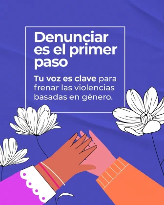 La imagen es una pieza gr&aacute;fica con fondo de color azul intenso, con una textura suave que presenta ligeras ondulaciones. El dise&ntilde;o es limpio y centrado, con contrastes altos entre el fondo y los elementos gr&aacute;ficos. En la parte superior central se observa un recuadro rectangular delineado con una l&iacute;nea blanca, dentro del cual aparece el texto en color blanco, distribuido en varias l&iacute;neas: &ldquo;Denunciar es el primer paso&rdquo; Debajo de este texto, dentro del mismo recuadro, aparece un texto secundario en color blanco y en un tama&ntilde;o de letra menor, que dice: &ldquo;Tu voz es clave para frenar las violencias basadas en g&eacute;nero.&rdquo; En la parte inferior de la imagen se observan ilustraciones de manos entrelazadas, dibujadas en estilo gr&aacute;fico y colores s&oacute;lidos (tonos rosados y naranjas), ubicadas en el centro inferior y parcialmente superpuestas entre s&iacute;. A ambos lados de las manos se incluyen ilustraciones decorativas de flores en color blanco, dibujadas con trazo lineal, ubicadas en la parte inferior izquierda y derecha de la imagen. El resto del fondo permanece libre de texto adicional, manteniendo la composici&oacute;n centrada en el mensaje principal y los elementos gr&aacute;ficos descritos.