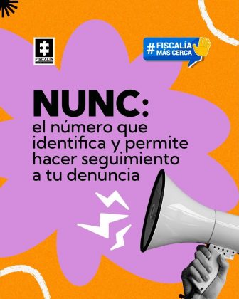 La imagen es una pieza gr&aacute;fica con fondo de color naranja de textura granulada. Sobre este fondo se observan elementos decorativos blancos y negros en forma de l&iacute;neas curvas, manchas circulares y figuras abstractas, distribuidas en distintos bordes de la composici&oacute;n. En la parte superior izquierda se encuentra el logotipo de la Fiscal&iacute;a, compuesto por un recuadro negro con una figura blanca en forma de pieza de rompecabezas. Debajo del s&iacute;mbolo aparece el texto: &ldquo;FISCAL&Iacute;A&rdquo; En la parte superior derecha se observa una etiqueta azul en forma de globo de di&aacute;logo con el texto en blanco: &ldquo;# FISCAL&Iacute;A M&Aacute;S CERCA&rdquo; A la derecha del texto se incluye un &iacute;cono amarillo de una mano levantada. En el centro de la imagen se aprecia una forma irregular de gran tama&ntilde;o en color lila, similar a una mancha o p&eacute;talo, que sirve de fondo para el texto principal. Sobre esta forma aparece el texto en color negro, distribuido en varias l&iacute;neas, que dice textualmente: &ldquo;NUNC: el n&uacute;mero que identifica y permite hacer seguimiento a tu denuncia&rdquo; La palabra &ldquo;NUNC:&rdquo; se presenta en un tama&ntilde;o de letra mayor y en negrilla. En la parte inferior derecha de la imagen se observa una ilustraci&oacute;n de un meg&aacute;fono en tonos grises, sostenido por una mano parcialmente visible. Del meg&aacute;fono salen l&iacute;neas y figuras en color blanco, como s&iacute;mbolos gr&aacute;ficos que representan sonido o emisi&oacute;n de mensajes. El resto de la composici&oacute;n mantiene el contraste entre el fondo naranja, la forma lila central y los elementos gr&aacute;ficos institucionales y decorativos descritos, sin otros textos adicionales visibles.