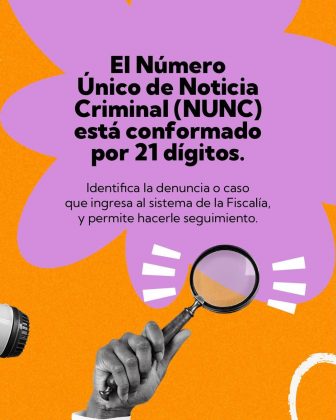 La imagen es una pieza gr&aacute;fica con fondo de color naranja, de textura granulada. Sobre este fondo se observan elementos decorativos blancos con forma de l&iacute;neas curvas y manchas circulares, ubicados principalmente en los bordes. En el centro de la imagen se destaca una forma irregular grande de color lila, similar a una mancha o p&eacute;talo, que sirve como base para el texto principal. Sobre esta forma lila aparece el texto en color negro, distribuido en varias l&iacute;neas, que dice textualmente: &ldquo;El N&uacute;mero &Uacute;nico de Noticia Criminal (NUNC) est&aacute; conformado por 21 d&iacute;gitos.&rdquo; Debajo de este texto principal, en un tama&ntilde;o de letra menor y tambi&eacute;n en color negro, se lee el siguiente texto: &ldquo;Identifica la denuncia o caso que ingresa al sistema de la Fiscal&iacute;a, y permite hacerle seguimiento.&rdquo; En la parte inferior central de la imagen se observa una ilustraci&oacute;n de una mano sosteniendo una lupa, en tonos grises. La lupa est&aacute; orientada hacia el texto, y alrededor de ella aparecen l&iacute;neas cortas blancas, como elementos gr&aacute;ficos que sugieren &eacute;nfasis o se&ntilde;alamiento. En la parte inferior izquierda, parcialmente fuera del encuadre, se alcanza a ver una porci&oacute;n de un meg&aacute;fono en tonos grises y blancos. La composici&oacute;n mantiene el contraste entre el fondo naranja, la forma lila central y los elementos gr&aacute;ficos en blanco y gris, sin otros textos visibles adicionales.