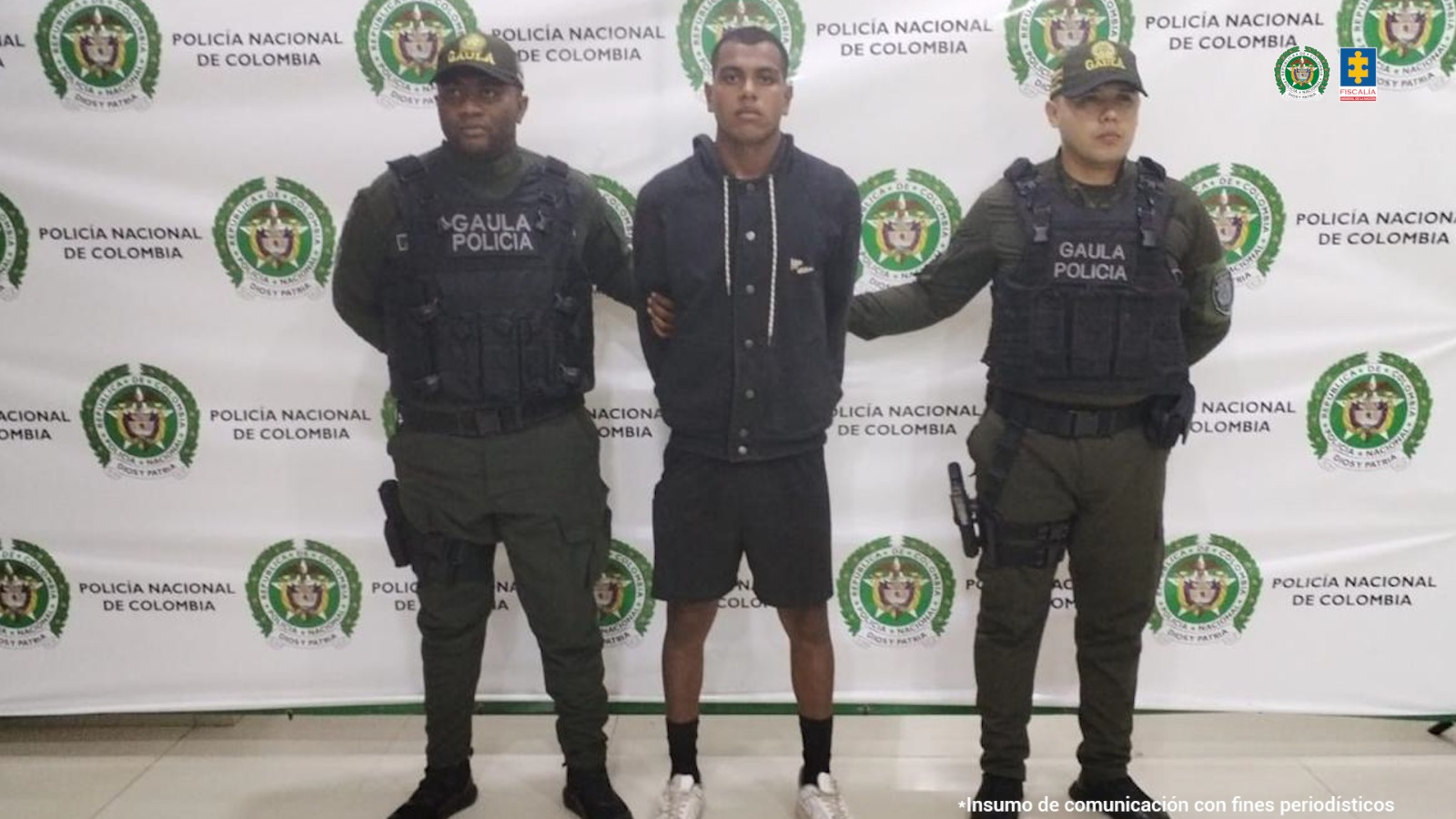 En la imagen está el procesado de cuerpo entero con dos servidores del Gaula de la Policía a los lados