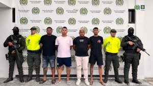 En las imágenes se aprecian cinco de los hoy procesados, quienes fueron capturados por la Policía Nacional, en cumplimiento de órdenes judiciales. En dos de las imágenes se ven las armas de fuego que habrían sido usadas en dos de los casos mencionados.