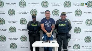 En las imágenes se aprecian cinco de los hoy procesados, quienes fueron capturados por la Policía Nacional, en cumplimiento de órdenes judiciales. En dos de las imágenes se ven las armas de fuego que habrían sido usadas en dos de los casos mencionados.