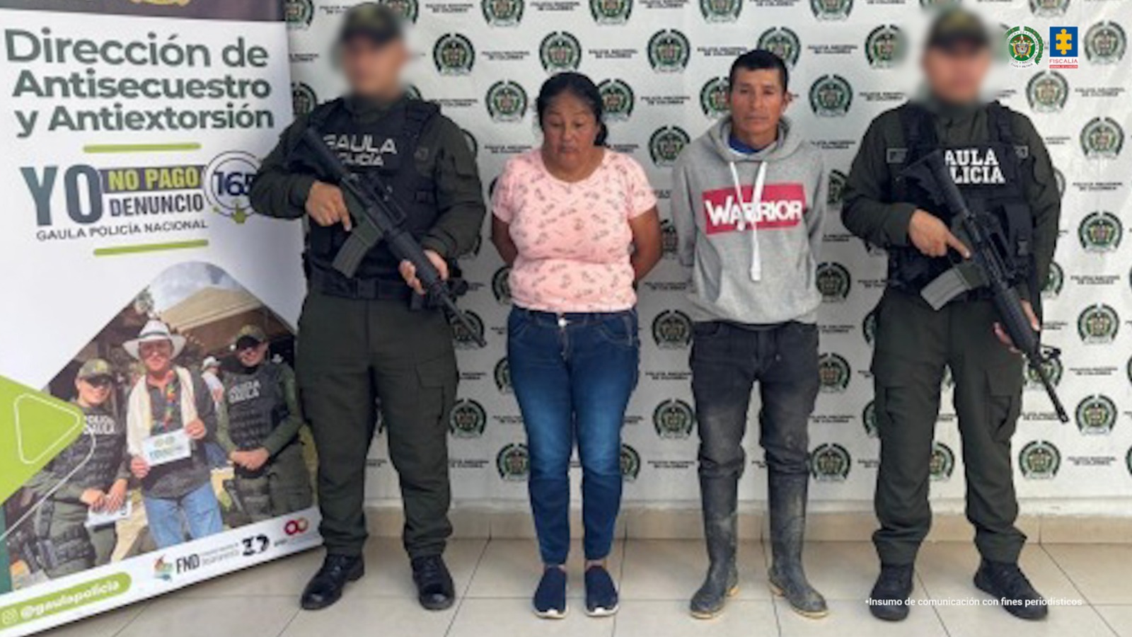 Los capturados se encuentran de frente y custodiados por uniformados del Gaula de la Policía Nacional. Detrás se observa un backing de la Policía Nacional.