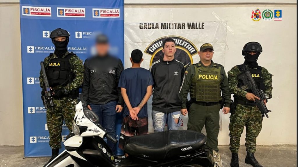 En la fotografía aparecen los dos capturados junto a un servidor del CT, un integrante de la Policía y dos soldados del Gaula Militar. En la parte posterior está una motocicleta incautada