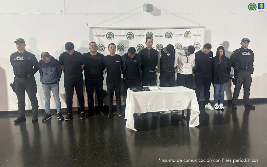 En la imagen están los 10 procesados y a los lados 2 servidores del Gaula de la Policía Nacional