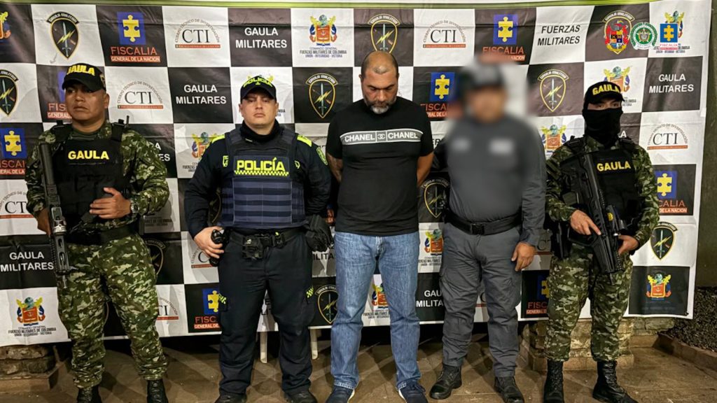 En la fotografía aparece el capturado junto a un funcionario del CTI, dos uniformados del Gaula de la Policía y un integrante de la Policía Nacional. En la parte superior está un banner del Gaula Militar