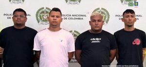 En las imágenes se aprecian cinco de los hoy procesados, quienes fueron capturados por la Policía Nacional, en cumplimiento de órdenes judiciales. En dos de las imágenes se ven las armas de fuego que habrían sido usadas en dos de los casos mencionados.