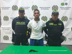 Sergio David Zúñiga Arroyo es custodiado por dos uniformados de la Policía tras su captura por hechos registrados en una gallera ubicada en el sector de Juan Mina de Barranquilla (Atlántico).