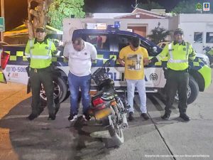 En la fotografía aparecen dos hombres capturados, acompañados de dos uniformados de la Policía Nacional.