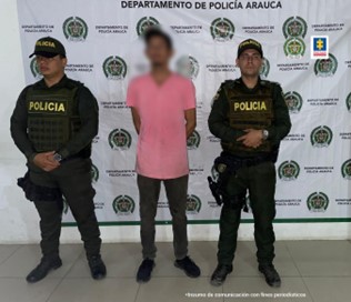 Martha Mancera, Fiscal Mancera, Fiscal Martha Mancera Se observa al capturado de espaldas junto a uniformado de la Policía Nacional. Detrás el banner que identifica al Departamento de Policía de Arauca,