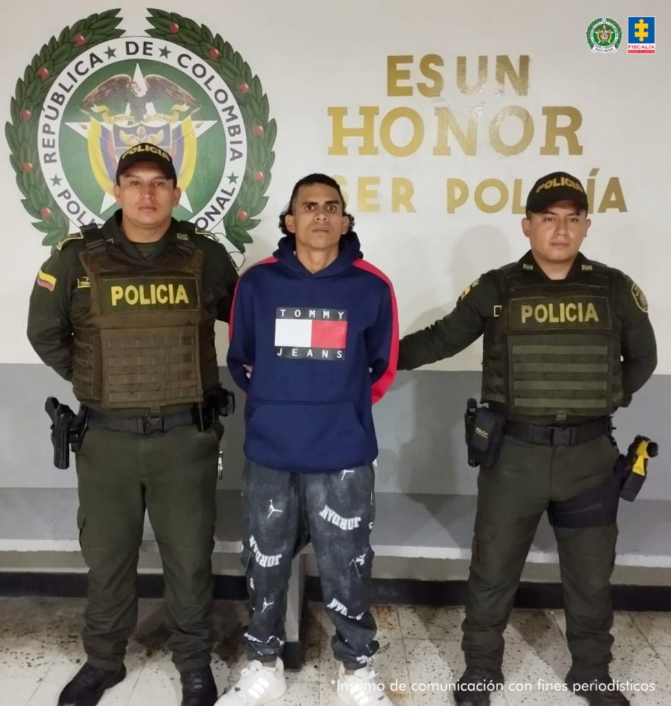 En la fotografía aparecen los seis capturados junto a uniformados de la Policía Nacional