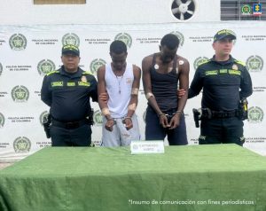En la fotografía aparecen de pie con los brazos adelante y esposados Simón Andrés Lugo Gómez y Juan Camilo Quiñónez Lugo. Uno de ellos usa una camándula en el cuello, viste con camisilla de color blanco y pantalón gris. El otro usa camisilla y pantalón de color negro. Ambos presentan en sus brazos aplicaciones de gasas y microporos. En sus extremos hay uniformados de la Policía Nacional. Delante de ellos hay una superficie blanca y sobre ella hay un letrero que dice: ‘Capturado hurto’. Detrás de ellos hay un pendón institucional de la Policía.