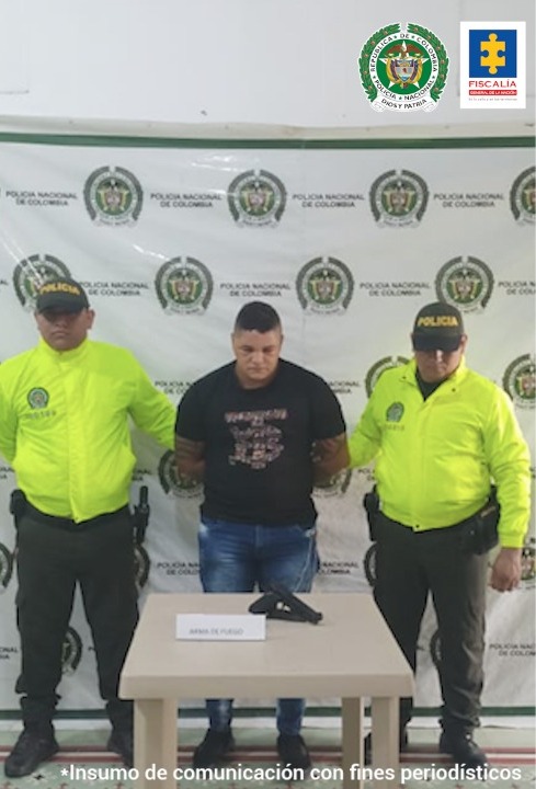 El soldado profesional está en la imagen con los brazos hacia atrás, en compañía de dos uniformados de la Policía Nacional quienes materializaron su captura en Fundación.