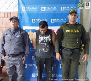 en la foto se aprecia al hoy asegurado siendo custodiado por un miembro del CTI y otro de la Policía Nacional.