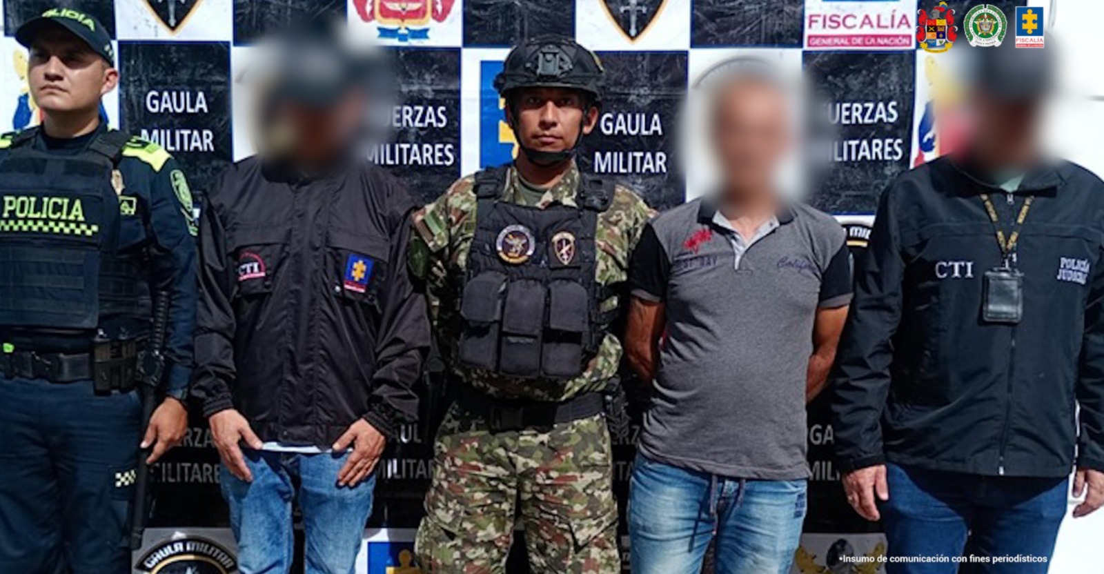 En la foto aparece el capturado custodiado por dos servidores del Cuerpo Técnico de Investigación y de la Policía y Ejército Nacional.  En la foto también aparece de fondo un backing institucional.