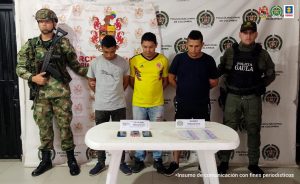 Uniformados de la Policía Nacional custodian a los tres procesados presuntamente implicados en extorsiones.