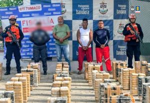 En la fotografía aparecen los tres capturados junto a un servidor del CTI y dos uniformados de la Armada Nacional. En la parte inferior están los paquetes de cocaína incautados.