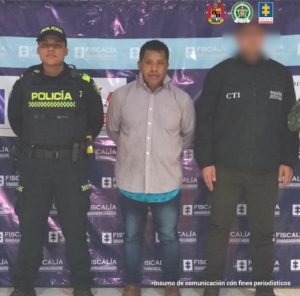 En la fotografía aparece el capturado junto a un servidor del CTI y un agente de la Policía Nacional