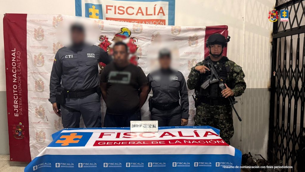 Investigadores adscritos al CTI Atlántico en coordinación con uniformados del Ejército Nacional, custodiaban al procesado tras haberse entregado en las instalaciones de la URI de Barranquilla.