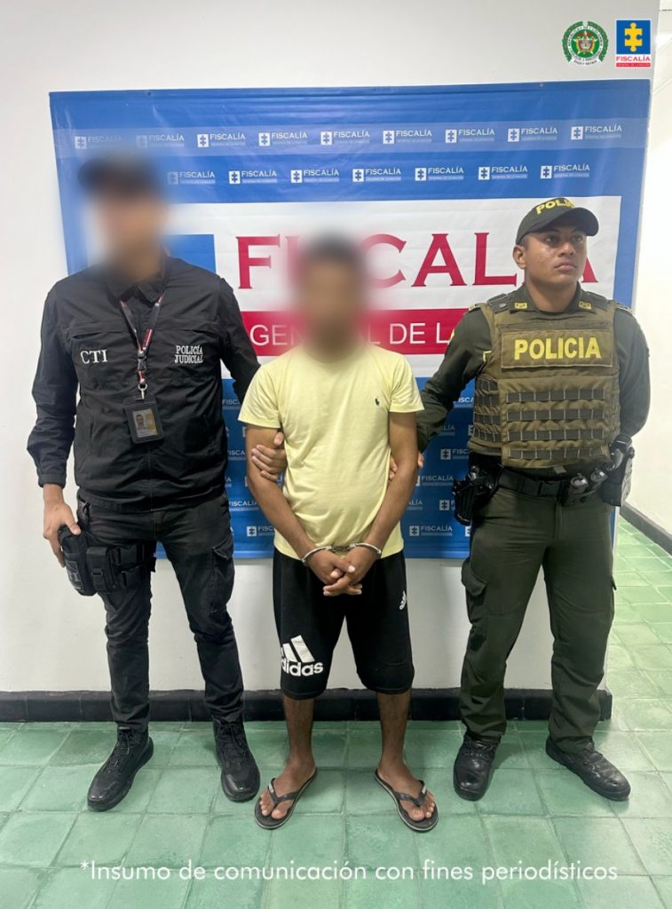 Dos uniformados de la Policía Nacional y el CTI de la Fiscalía, custodian al procesado que fue capturado en inmediaciones del municipio.