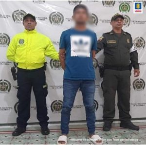 Dos agentes de la Policía custodian al hoy condenado por delitos sexuales contra sus propias hijas.