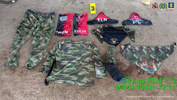 En la imagen se ven uniformes y banderas alusivas al ELN.