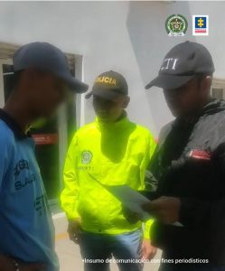 En la tercera FOTOGRAFÍA se observa al capturado en el momento de la captura con un funcionario del CTI y uno de Policía NacionalTodos los capturados tienen el rostro cubierto con un efecto de difuminado